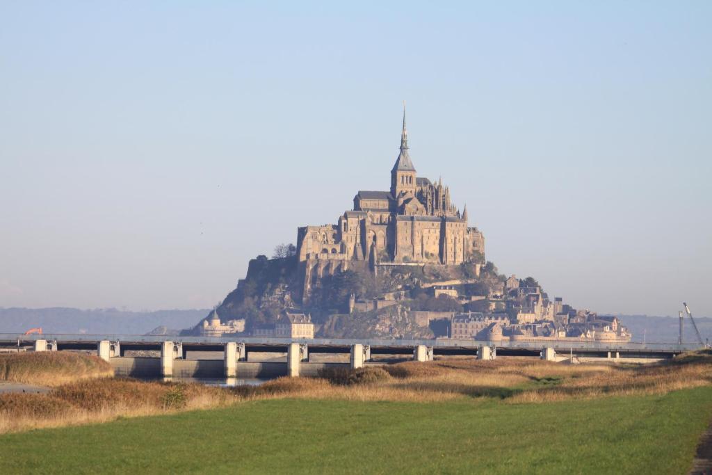 Logis Hotel Et Restaurant La Tour Brette Pontorson Kültér fotó